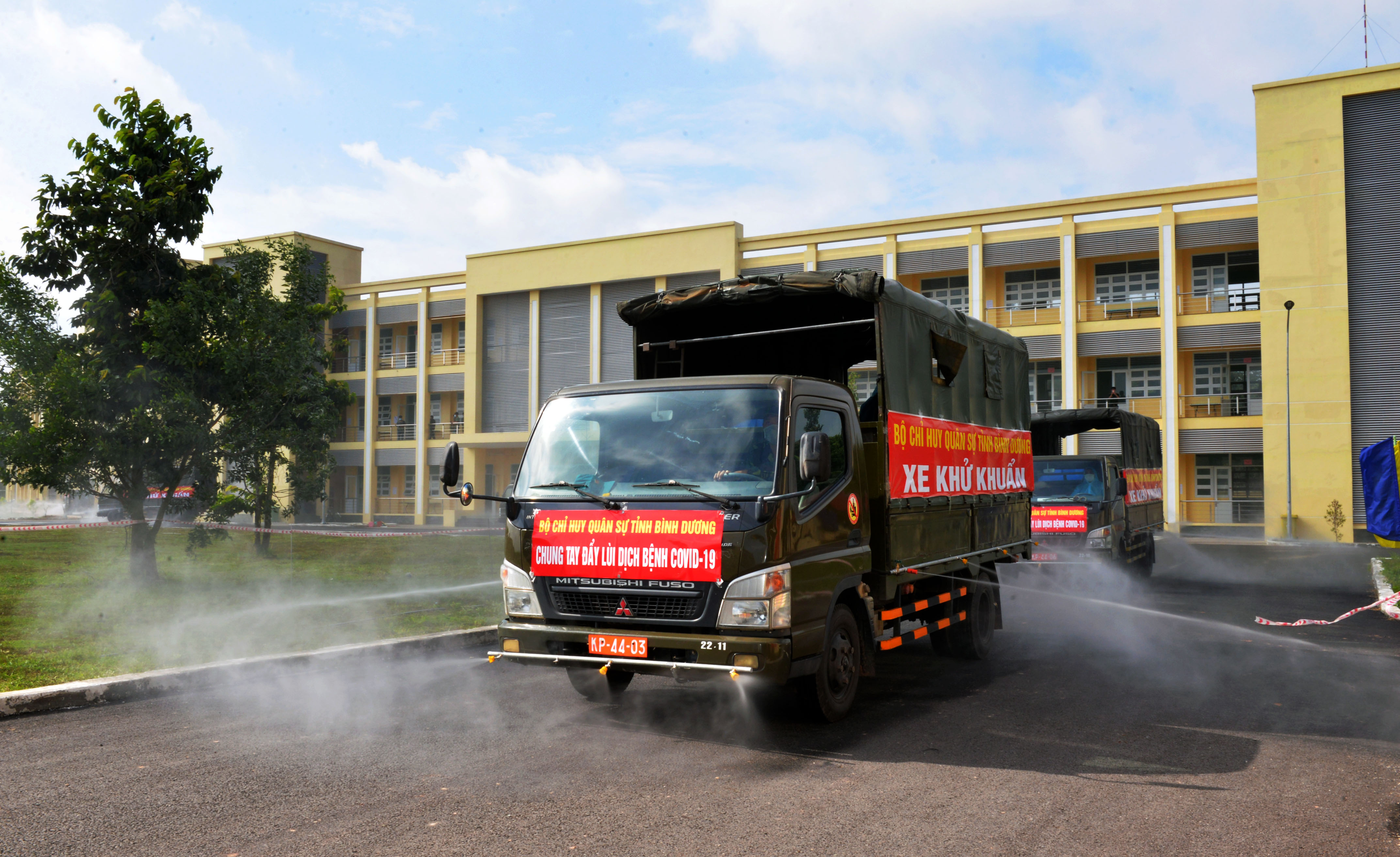 Sát cánh cùng nhân dân chống dịch